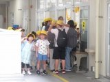 8.1１年を迎えに行く６年.jpg