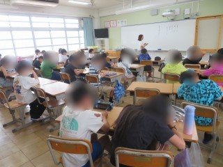 8.始業式の後、教室で話を聞きました.jpg