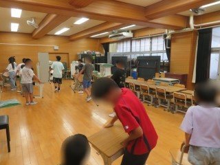 5.手伝う６年生.jpg
