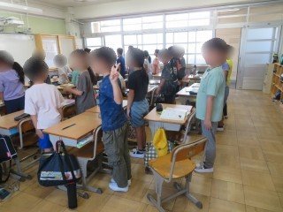 姿勢を正して授業のあいさつ.jpg