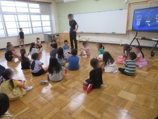 4.2.机椅子のない新しい教室.jpg
