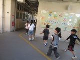 ６年教室へ向かう１年.jpg