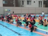 プールサイドに腰かけて水慣れ.jpg