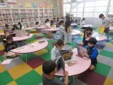 7絵本を静かに読む.jpg