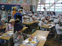 2016 0418 1年給食.JPG