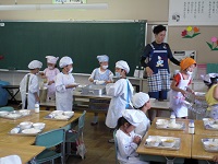 20160711 1-2給食準備.JPG
