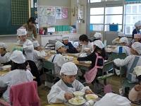 1-1調理員さんと給食.JPG