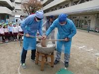 20161206幼稚園餅つき参加①.JPG