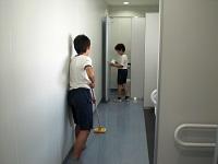 6年トイレ掃除男子.JPG