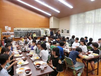 昼食(施設).JPG