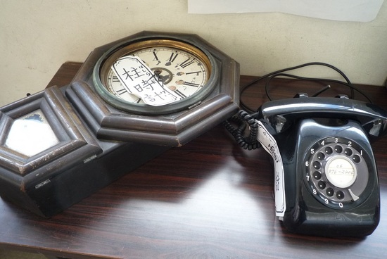 昔の黒電話や時計も
