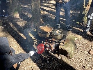 16カレー作り：うちわでパタパタ.jpg