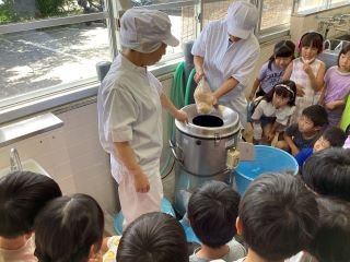 ７月１８日１年生　給食室探検.jpg