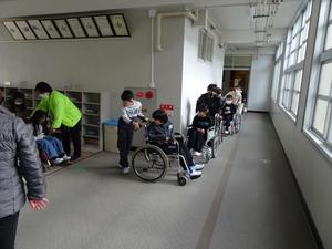 ４年車椅子体験5.JPG