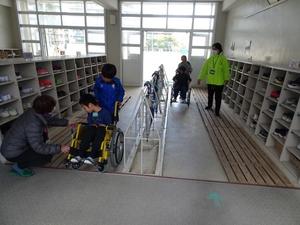 ４年車椅子体験6.JPG