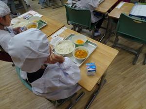 １年初めての給食5.JPG