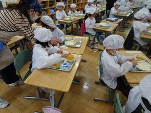 １年初めての給食7.JPG