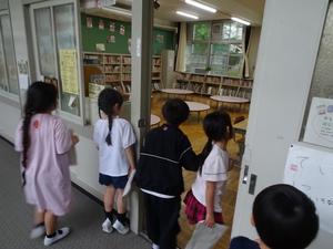 1年2年の学校探検2.JPG
