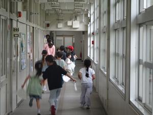 1年2年の学校探検3.JPG