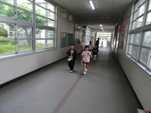 1年2年の学校探検.JPG
