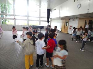 1年2年の学校探検6.JPG