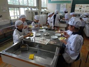５年調理実習4.JPG