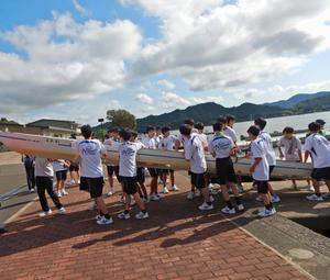 男子ボート片づけ