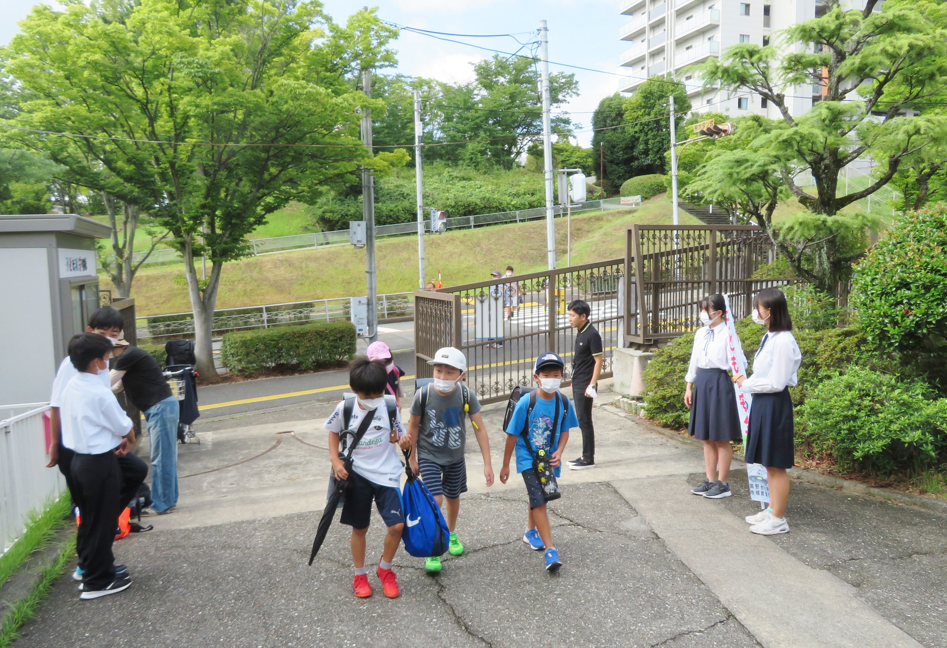 7月13日（水） 小中合同あいさつ運動 高野台小 令和4年度 天かける鷹のごとくに