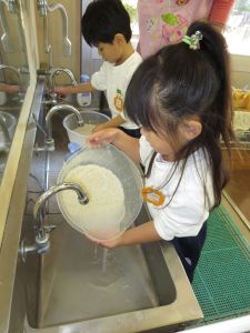 http://blog.suita.ed.jp/kin/02-dai3/youtien/11.13okomearai1.jpg