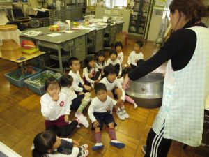 http://blog.suita.ed.jp/kin/02-dai3/youtien/12.1douguwomiru.jpg