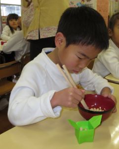 http://blog.suita.ed.jp/kin/02-dai3/youtien/2.3mameirehikaru.jpg